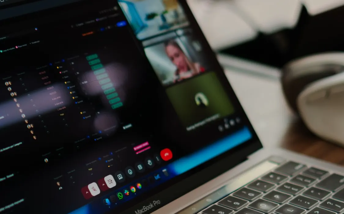 Laptop me një takim video dhe një tabelë pune në ekran